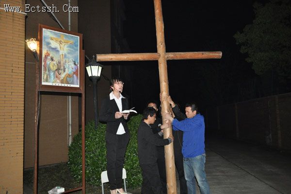 背十架 走苦路 纪念主——华东神学院举行受难周系列活动 背十架 走苦路 纪念主——华东神学院举行受难周系列活动
